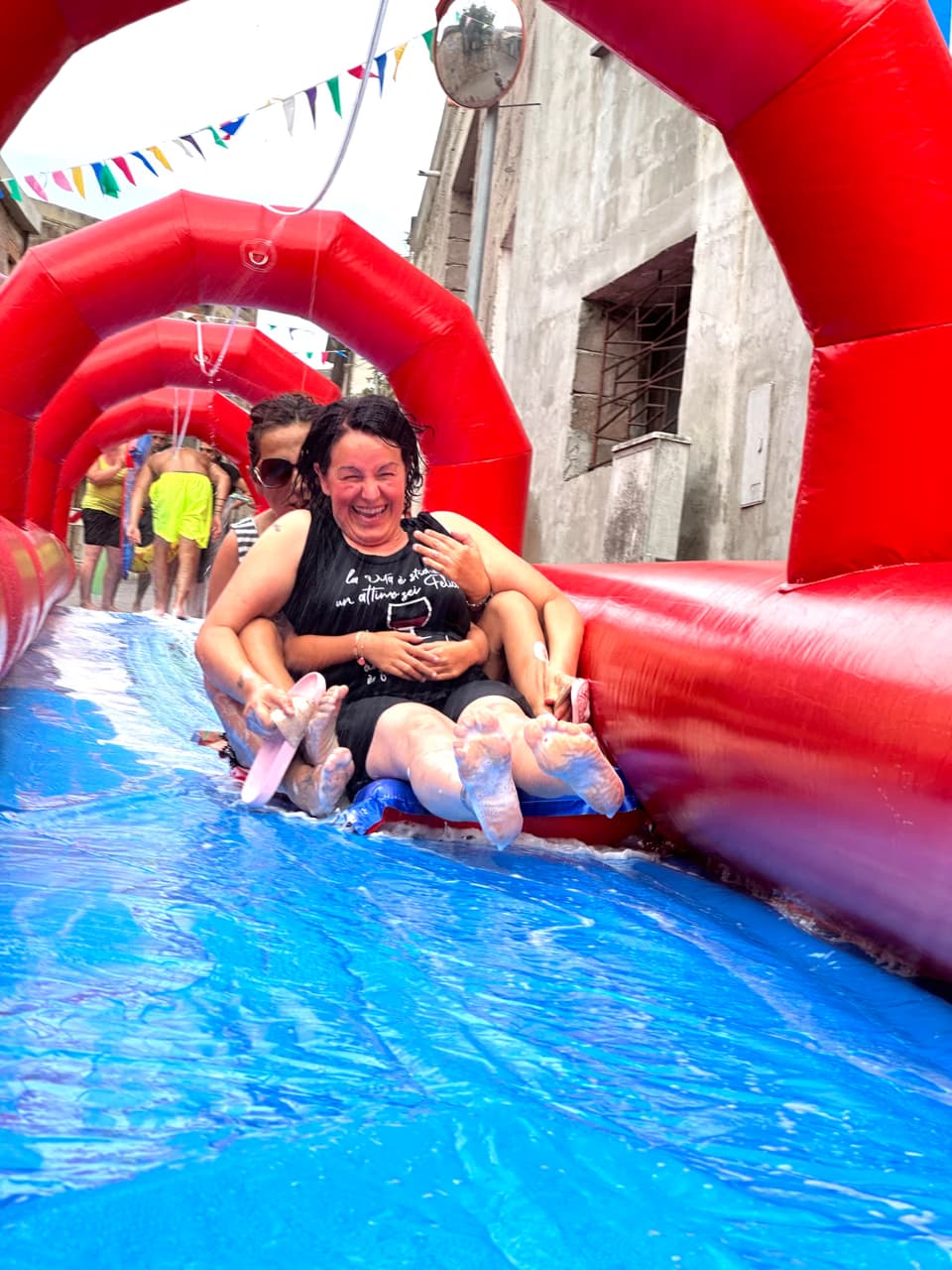 Adulti tra il pubblico di un evento di piazza Happy Island