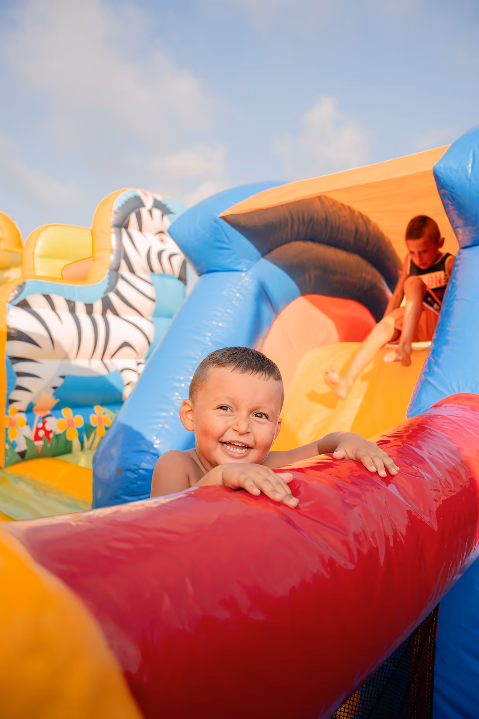 Bambini che giocano durante un evento Happy Island in piazza