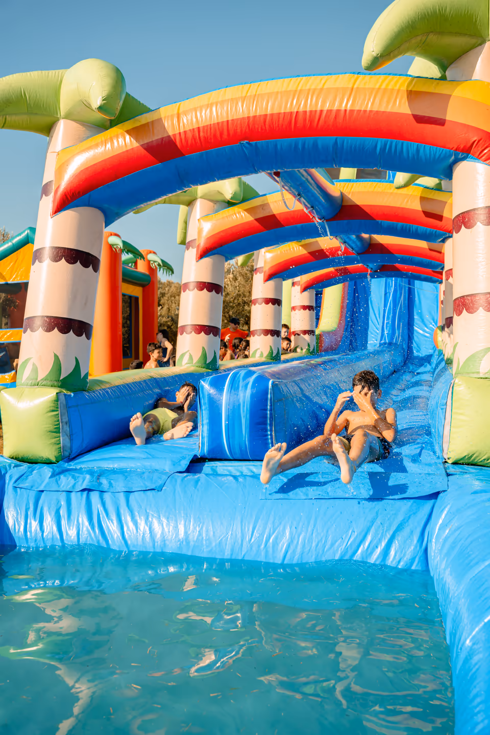 Ragazzi che partecipano a un evento di piazza Happy Island