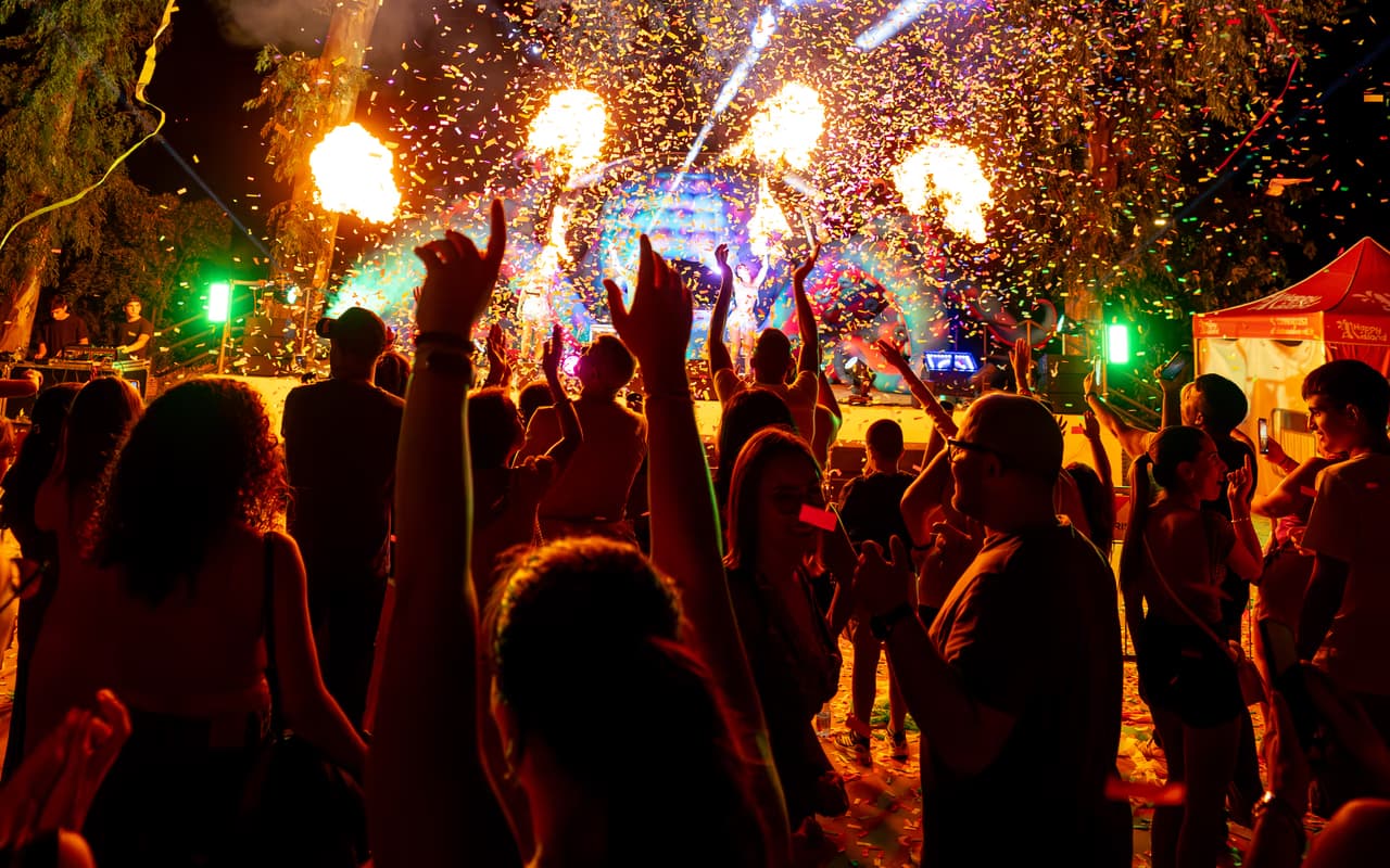 Palco e pubblico durante un Festival in Piazza serale