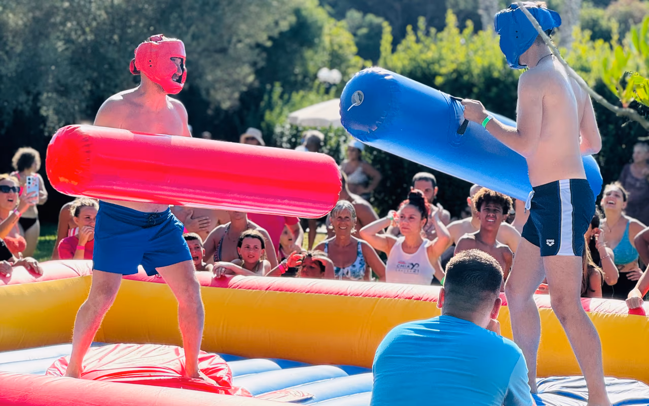 Squadre in gara durante i Giochi Senza Frontiere in piazza