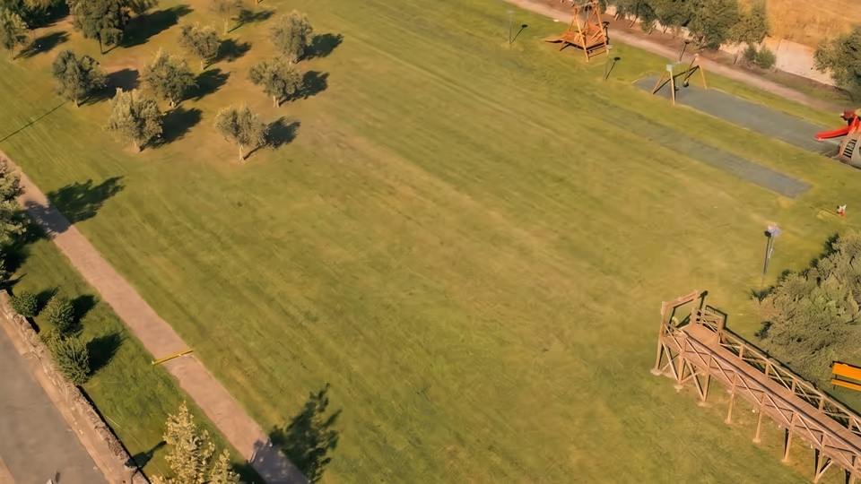 Vista dall'alto di un campo erboso vuoto prima dell'allestimento dell'Acqua Party