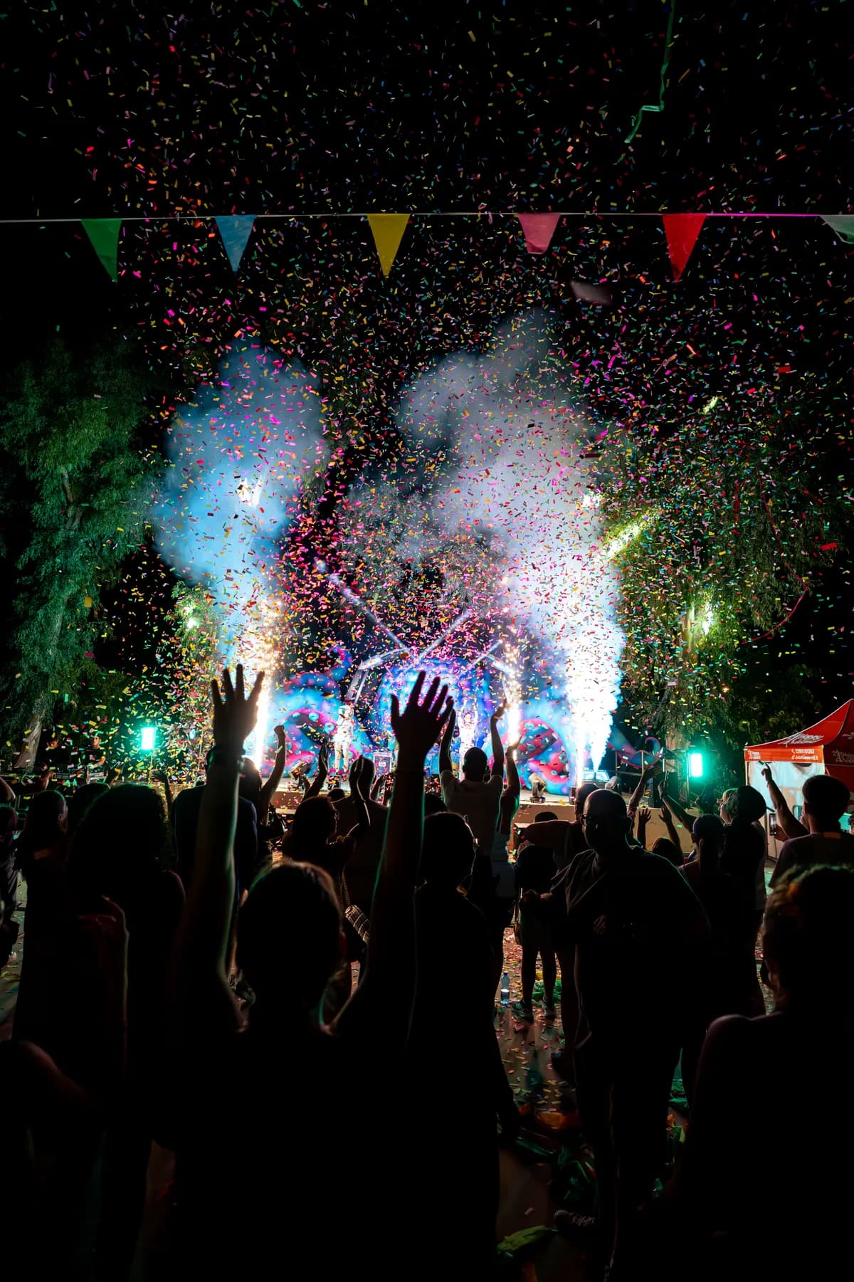 Ragazzi a braccia alzate sotto i coriandoli del Festival in Piazza