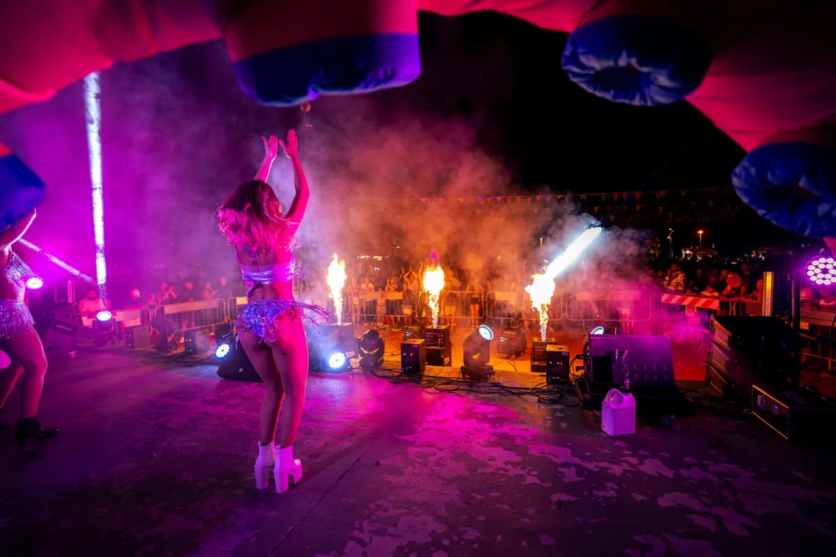 Ballerina sul palco del Festival in Piazza tra le fiamme, sotto i tentacoli del polpo gigante