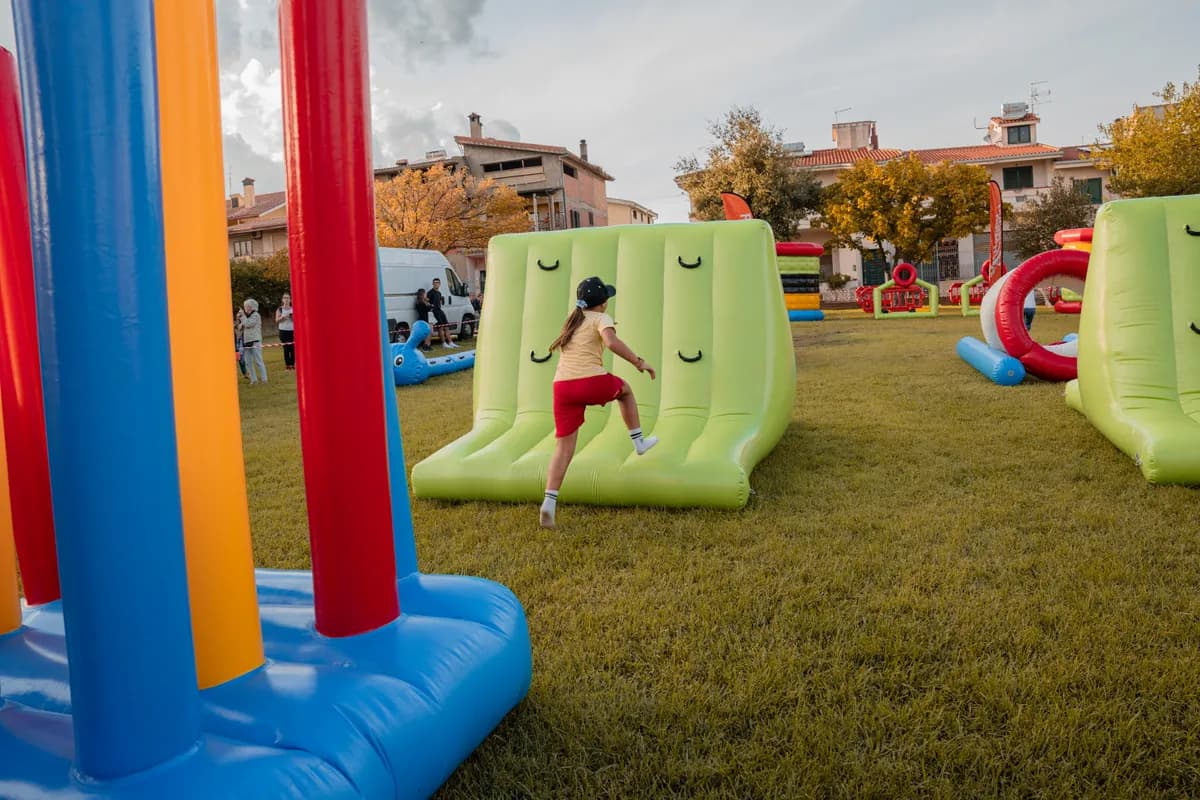 Bambino corre tra le rampe gonfiabili del percorso a ostacoli dei Giochi Senza Frontiere