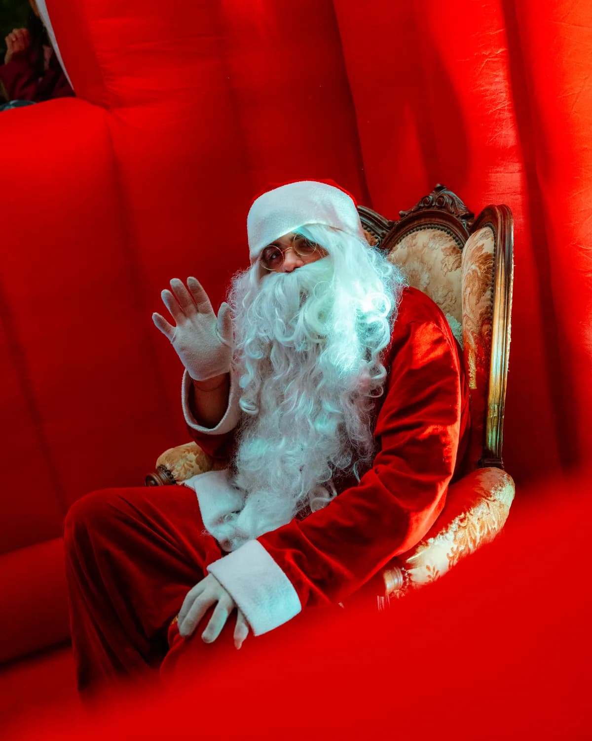 Il vero Babbo Natale saluta dal trono dentro la casa grande del villaggio