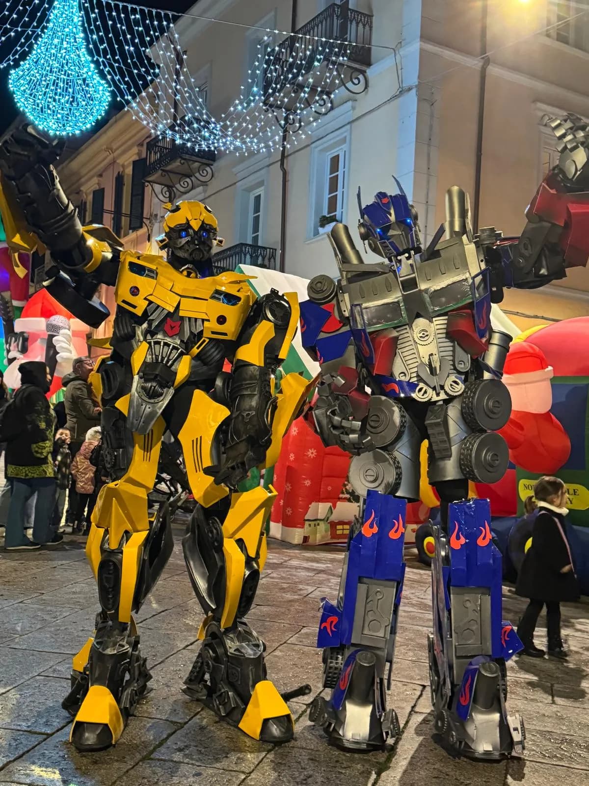 I Transformers giganti Bumblebee e Optimus Prime tra le luci del Villaggio di Natale