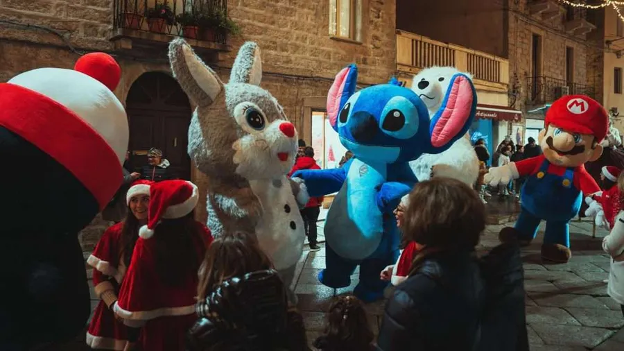 Mascotte in costume che intrattengono i bambini durante un evento in piazza