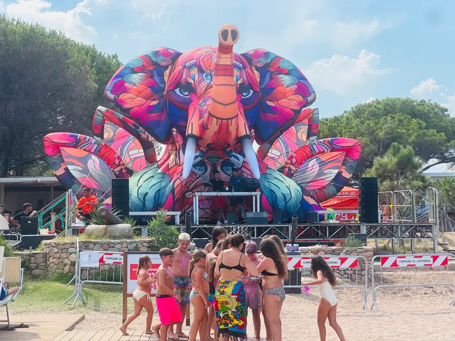 Palco con scenografia gonfiabile a forma di elefante gigante, montato sulla spiaggia
